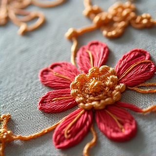 精巧な刺繍が施された掛け軸