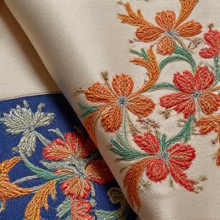 伝統的な柄の刺繍入り着物